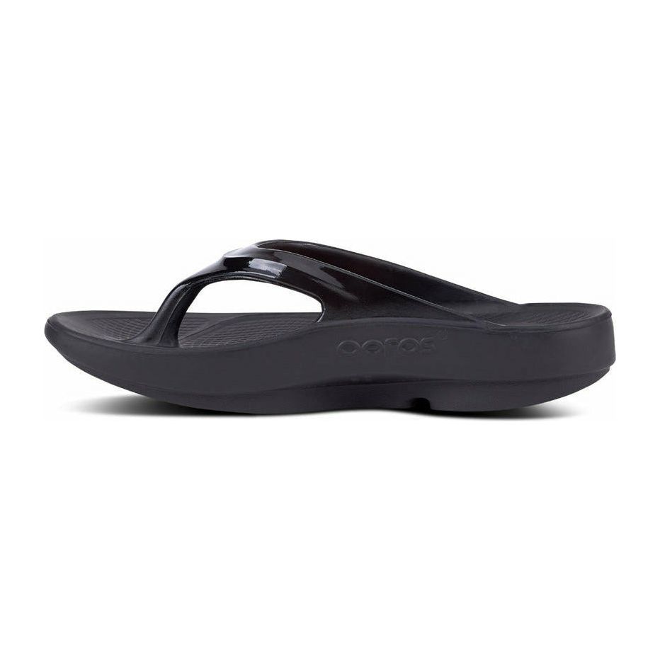 OOFOS Women's OOlala Thong Sandal in Black