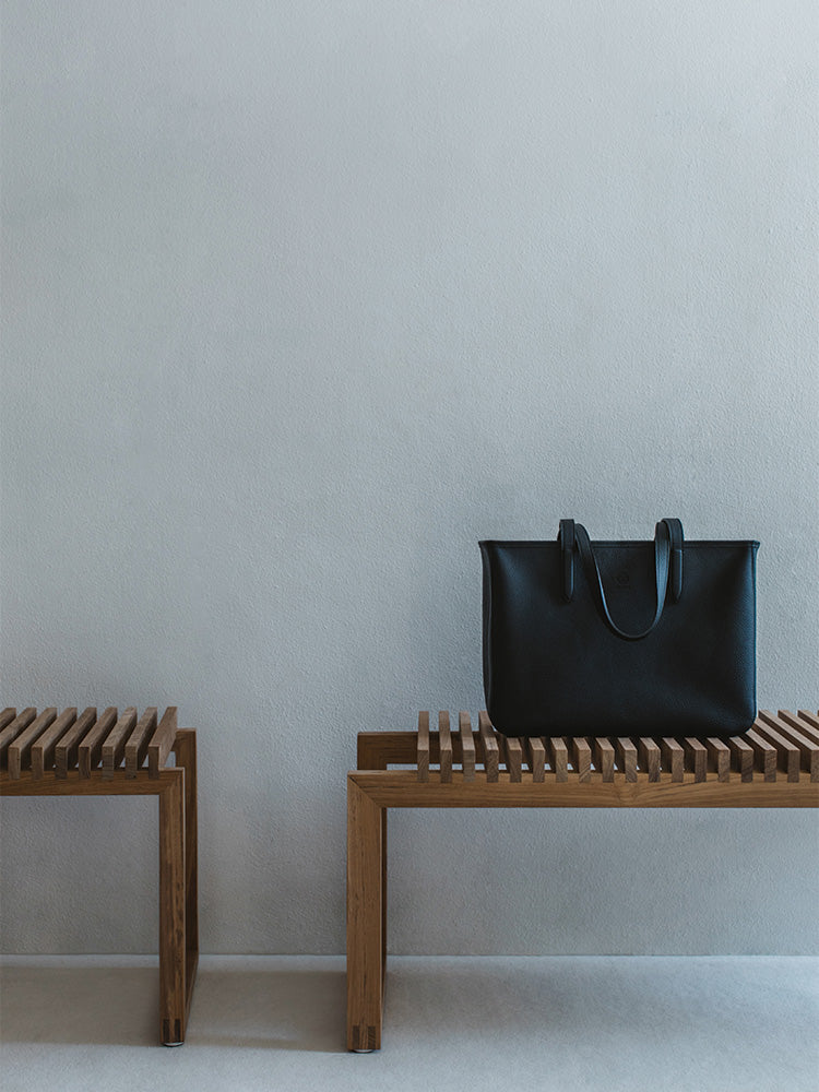 MATTE SHRINK Horizontal Tote Bag with a zipper