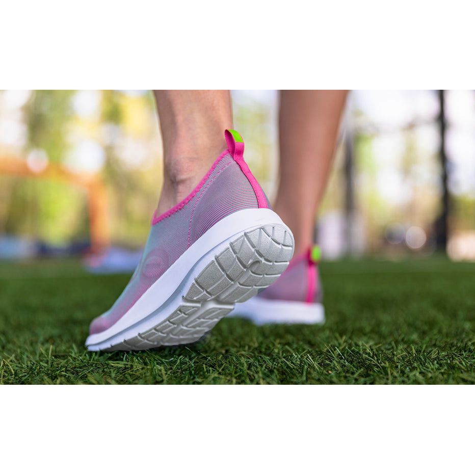 OOFOS Women's OOmg Sport Low Shoe in White/Fuschia
