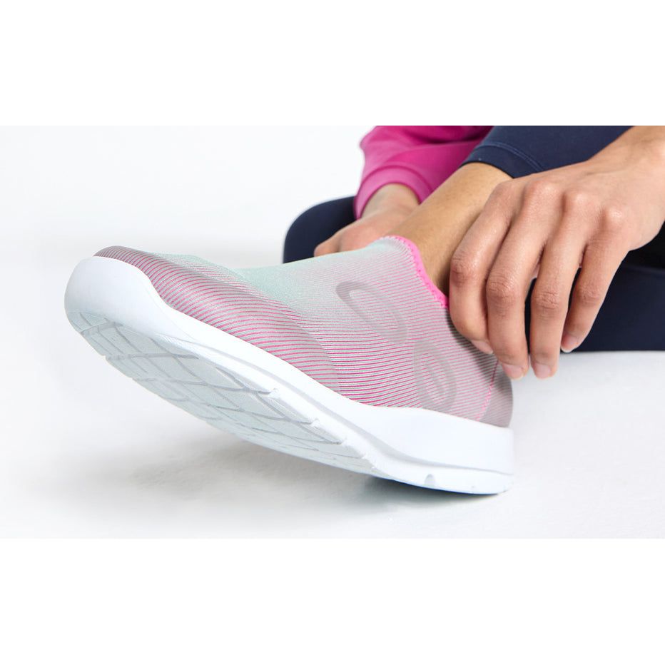 OOFOS Women's OOmg Sport Low Shoe in White/Fuschia