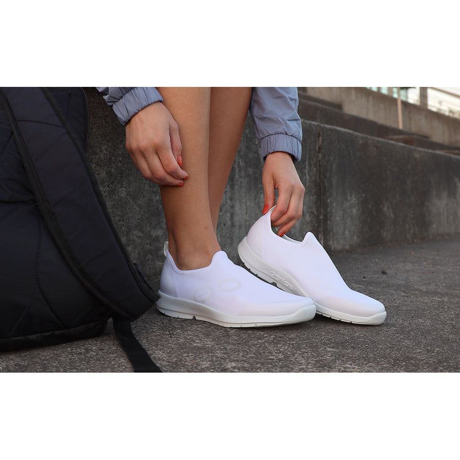 OOFOS Women's OOmg Sport Low Shoe in White