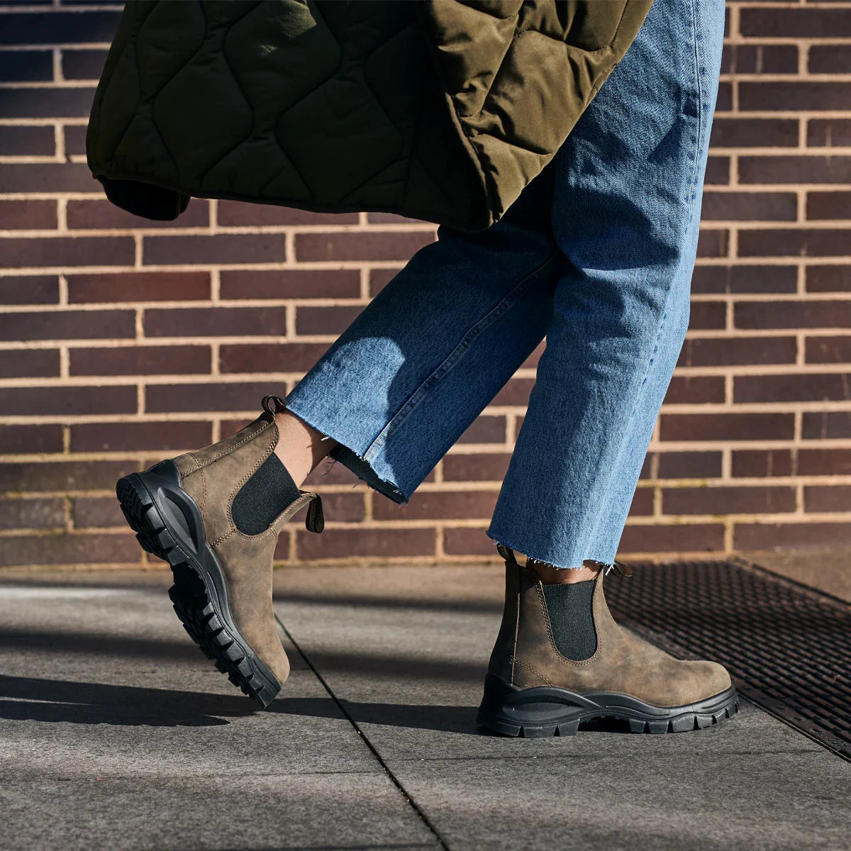 Blundstone Women's Lug 2239 Chelsea Boots in Rustic Brown